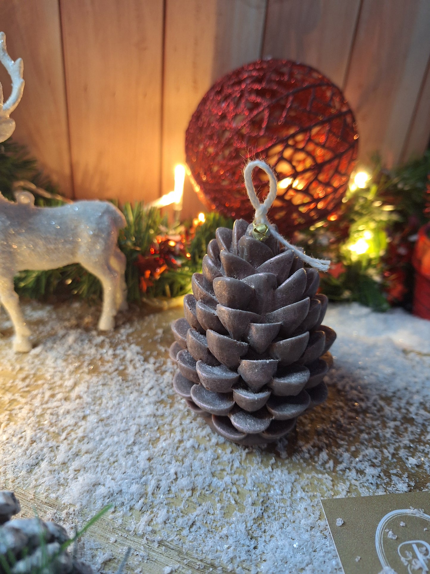 Bougie Pomme de Pin Enchantée – Lumière des Forêts de Noël